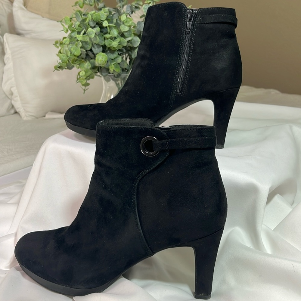 Clarks Adriel Mae Collection Black Suede Women’s Ankle Boots Size 8
